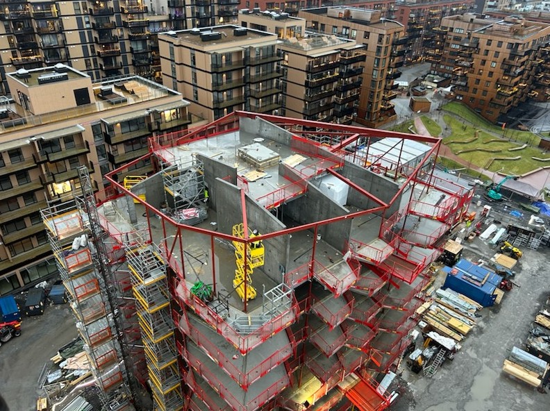 Stålkonstruksjon under oppføring