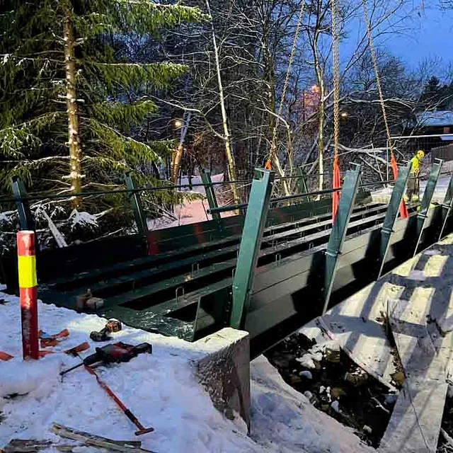 Liten bru i stål under oppføring